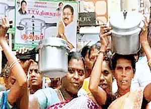 कर्नाटक में वोटरों को रिझाने बांट रहे प्रेशर कुकर डिनर सेट