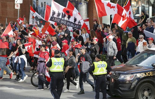 कनाडा में PMके खिलाफ सड़कों पर उतरे लोग