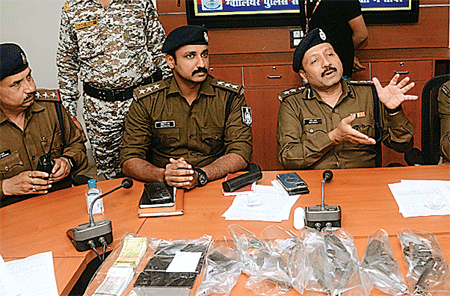 पुलिस ने दो हथियार तस्कर किए गिरफ्तार