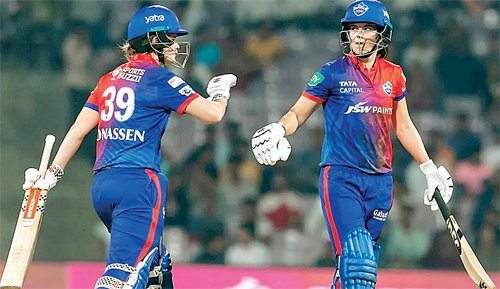 डब्ल्यूपीएल : शिखा और बल्लेबाजों ने दिल्ली कैपिटल्स को आरसीबी पर जीत दिलाई