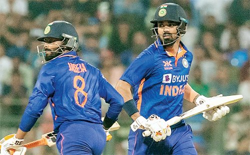 गेंदबाजों और राहुल ने पहले वनडे में भारतीय टीम को दिलाई जीत