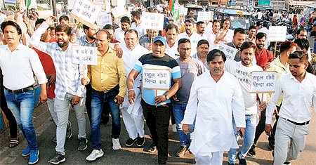 राहुल गांधी की सदस्यता समाप्ति के विरोध में कांग्रेसी सड़क पर आए