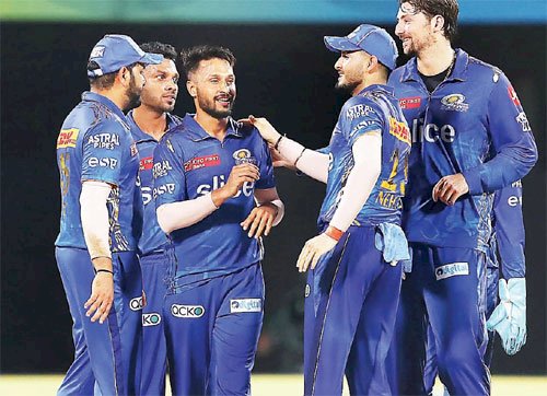 मुंबई ने सुपरजाइंट्स को हराकर आईपीएल से बाहर किया