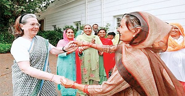 सोनिया ने हरियाणा की महिलाओं से कहा - राहुल की शादी के लिए आप लोग लड़की ढूंढें