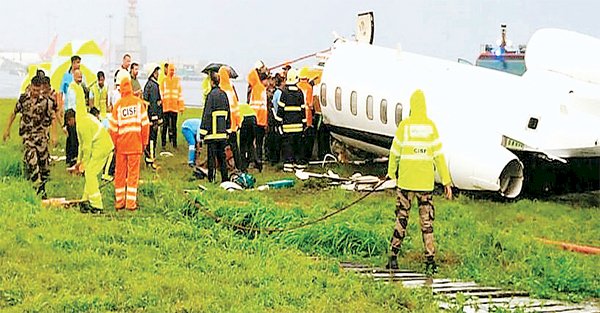 मुंबई में रनवे पर विमान क्रैश, तीन यात्री हुए घायल