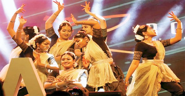 नृत्य संध्या में दिखी भारतीय संस्कृति, ट्रेडिशनल ड्रेस में स्टूडेंट्स ने लगाए ठुमके