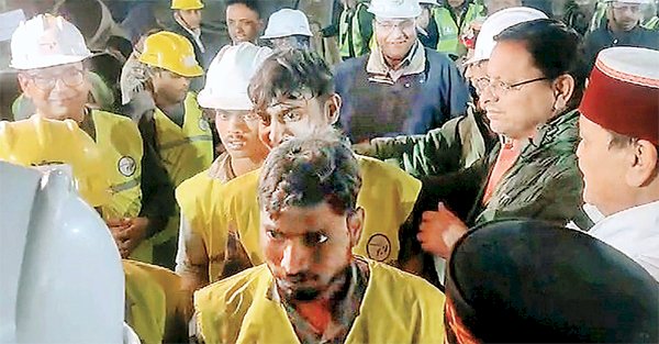 मजदूरों के धैर्य को सलाम 400 घंटे बाद मौत को मात देकर टनल से बाहर निकले