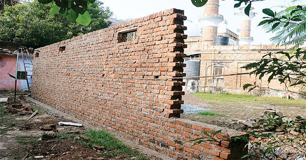 वक्फ बोर्ड भोपाल में मोती मस्जिद को लेकर विवाद नगर निगम बनवा रहा शौचालय, उठ रहे सवाल