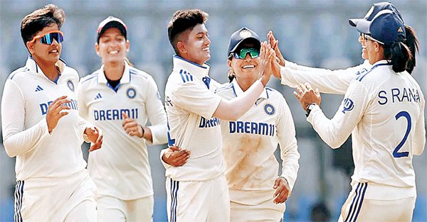 मप्र की पूजा के 4 विकेट से भारत ने ऑस्ट्रेलिया को 219 रन पर रोका
