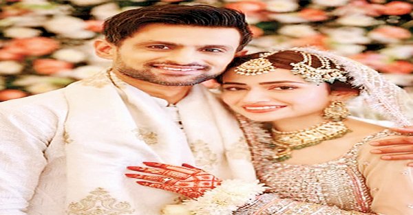 सानिया से तलाक के बाद शोएब मलिक ने पाक अभिनेत्री सना जावेद से की शादी