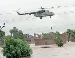 गुजरात में भारी वर्षा का दौर जारी, तीन की मौत, सेना के हेलीकाप्टर ने 35 को बचाया