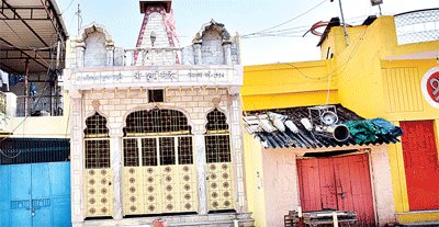 5 हजार देवी मंदिरों के कपाट बंद, पुजारी कर रहे मां की आराधना