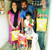 युवा मोर्चा नेता ने तमिलनाडू में ग्वालियर के परिवार को दिलवाया महीने भर का खाद्यान